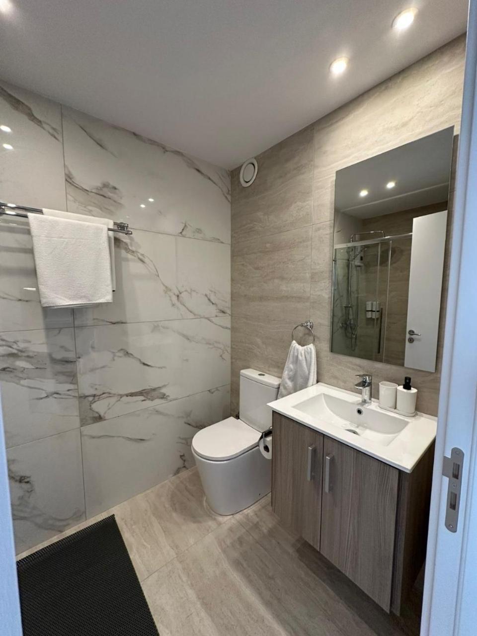 Harbour Lights Studio Apartments Paphos Exterior foto
