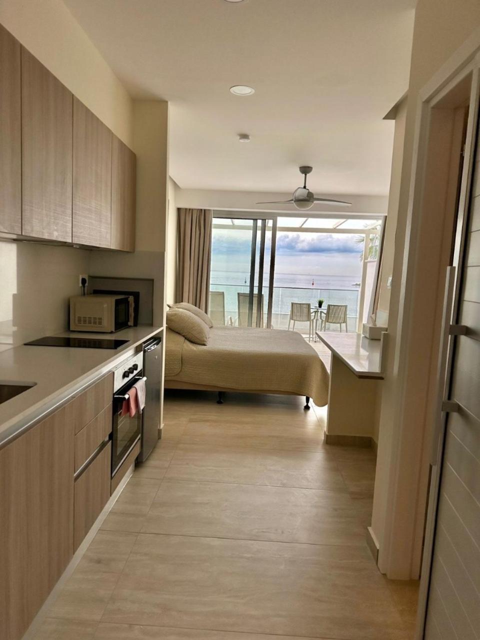 Harbour Lights Studio Apartments Paphos Exterior foto