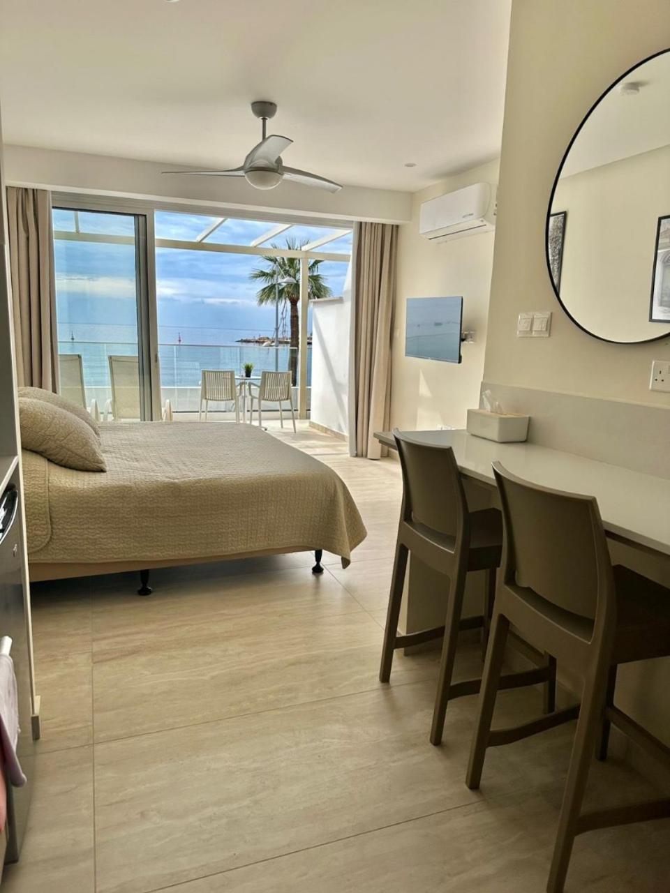Harbour Lights Studio Apartments Paphos Exterior foto