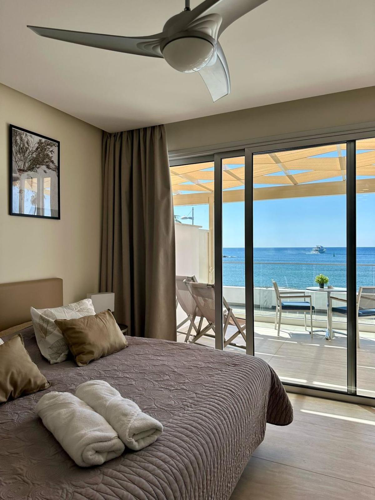 Harbour Lights Studio Apartments Paphos Exterior foto