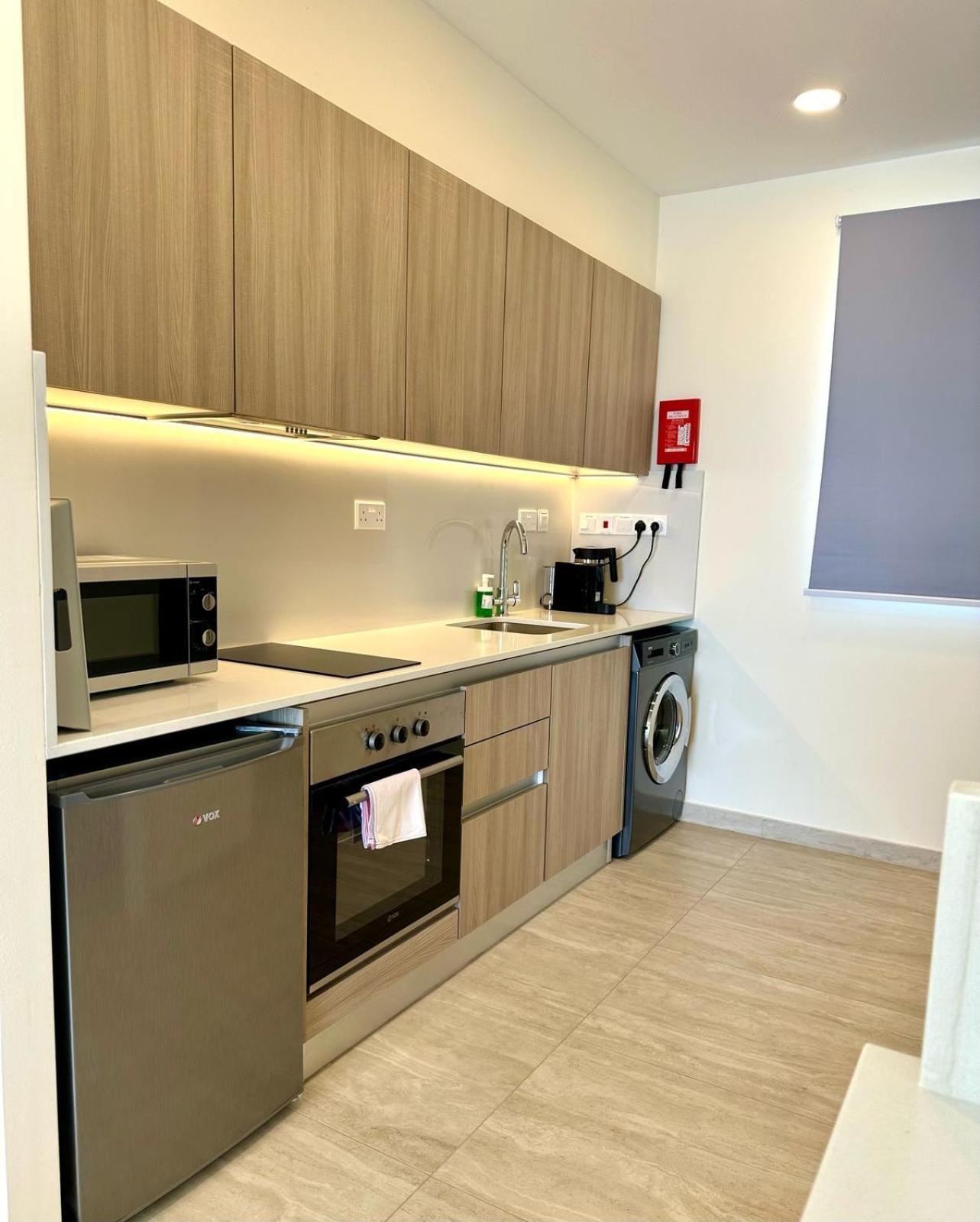 Harbour Lights Studio Apartments Paphos Exterior foto